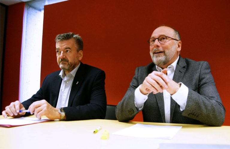 De gauche à droite, le conseiller municipal de Fabreville, Claude Larochelle, et le chef de l'opposition officielle, Michel Trottier.