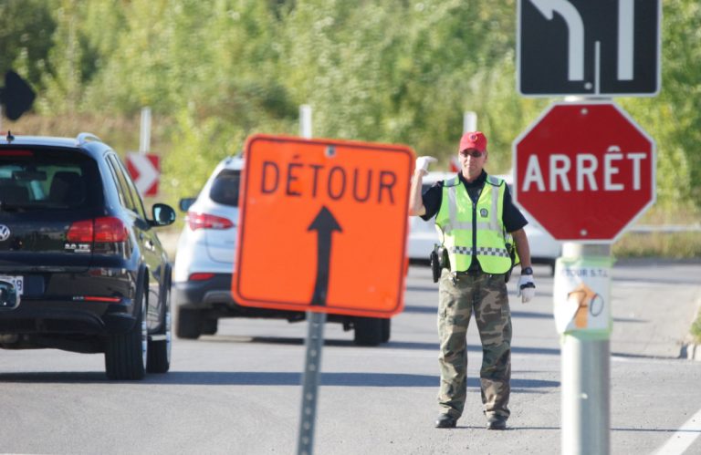 En raison de plaintes sur la congestion engendrée par les travaux sur le boulevard Saint-Elzéar Ouest, des patrouilleurs tentent de faciliter la circulation aux heures de pointe dans le secteur Francis-Hughes/Dagenais/Bellerose.