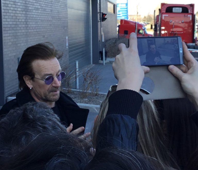 Bono ne s'est pas fait prier pour accorder une demi-heure aux gens postés depuis plusieurs heures devant les loges de la Place Bell.