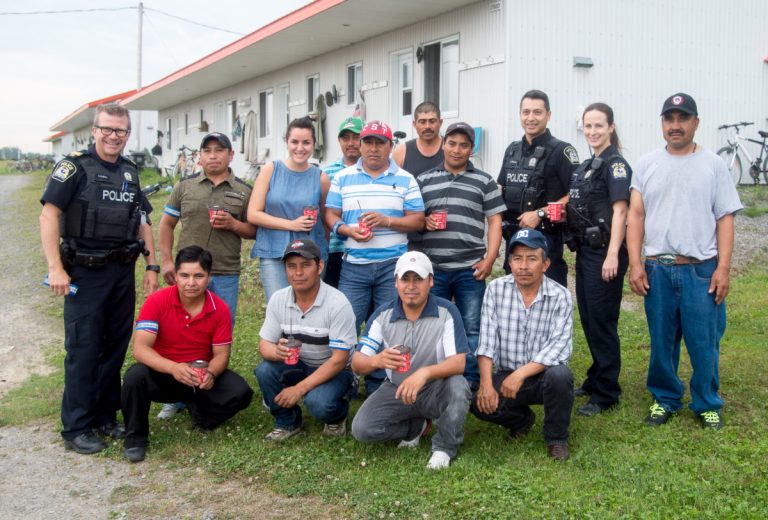 Des travailleurs venus de l'étranger ont bien apprécié cette visite de courtoisie de policiers du poste de quartier Vimont-Auteuil.