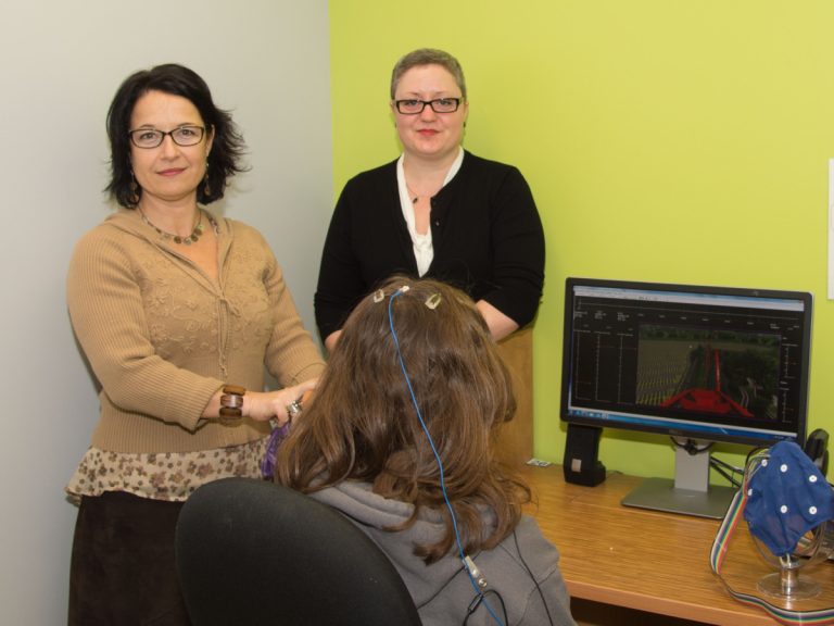 Andrea Szabo et Hélène Brisebois font une recherche sur le neurofeedback chez les TDAH.