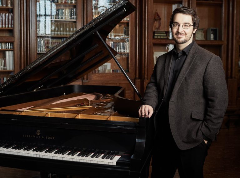 Le pianiste Charles Richard-Hamelin est réclamé aux quatre points du globe depuis sa médaille d'argent et son prix Krystian Zimerman pour la meilleure interprétation d’une sonate au Concours Chopin de 2015.