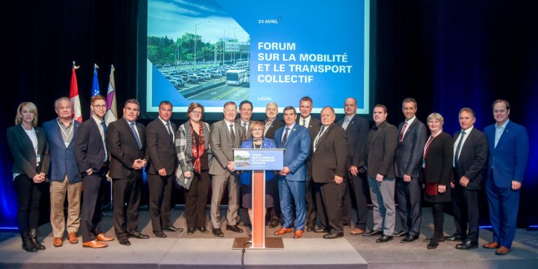 Les 19 maires et mairesses du Regroupement Laval/Basses-Laurentides lors de leur déclaration consensuelle, au terme du Forum sur la mobilité et le transport collectif.