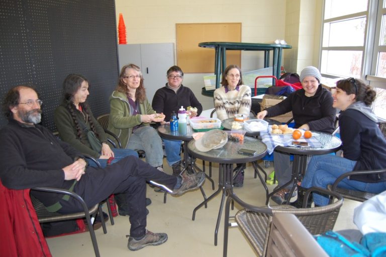 Voici quelques membres fondateurs du Quartier vert du Marigot réunis lors d'une corvée de nettoyage au parc des Prairies, à Laval-des-Rapides.