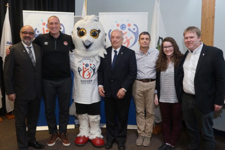 Le président de la Fédération de soccer du Québec, Pierre Marchand, pose en compagnie de plusieurs partenaires qui ont lancé la semaine du soccer, dont Marie-Ève Simard, de l'ARS Laval.
