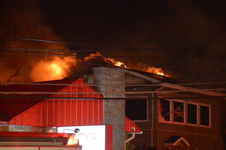 Ce sont 9 unités, soit 35 pompiers, qui ont été nécessaires pour éteindre ce violent incendie dont l'enquête pourrait être transférée à la Police de Laval.
