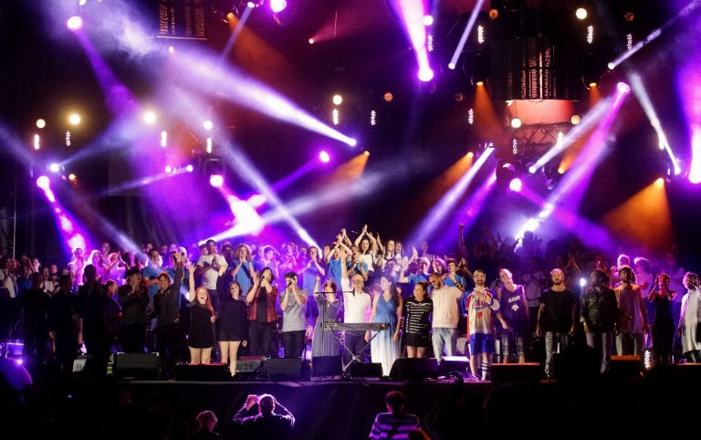 Accompagnés des 140 voix des Petits chanteurs de Laval, une quinzaine d'artistes ont foulé les planches du traditionnel spectacle de la Saint-Jean le 24 juin au soir.