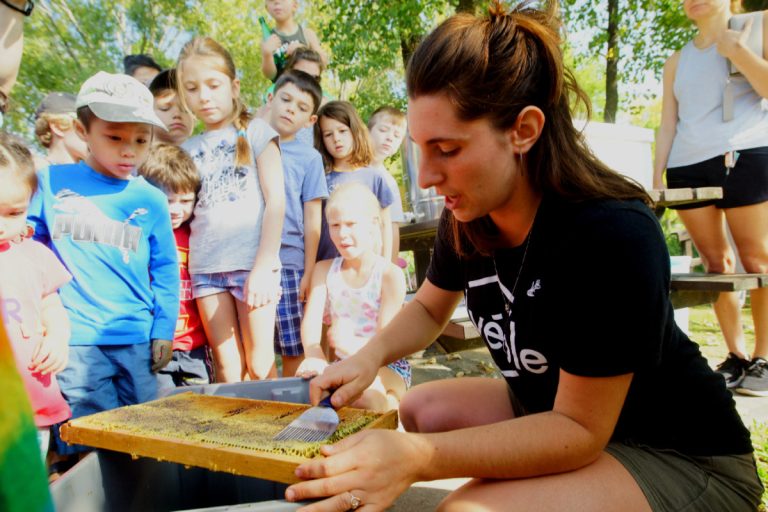 À l'emploi de la firme d'apiculture urbaine Alvéole, Gabrielle Caron a animé au Centre de la nature un atelier portant sur l'extraction du miel à la main.