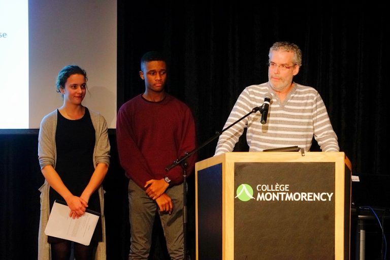 Noémie Métayer et Cédric Rémy, étudiants du Collège Montmorency, aux côtés de leur professeur de philosophie, Benoit Mercier.