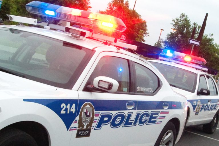 La police de Laval a procédé à l'arrestation de huit individus à Pont-Viau, samedi, en lien avec un vol à main armée dans un dépanneur et une agression à l'arme blanche sur la rue.