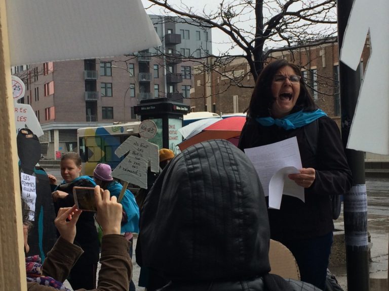 Graciela Mateo, représentante régionale des Centres de femmes Montréal-Laval, a dénoncé les conséquences graves de la Loi 25.