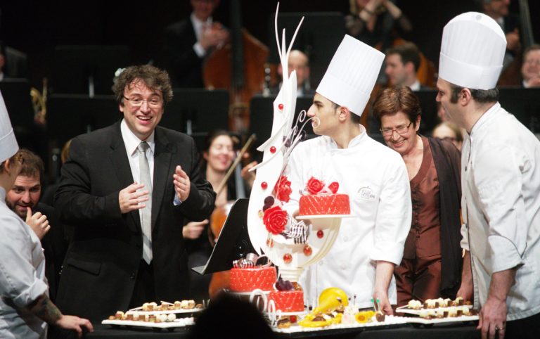 Alain Trudel a été surpris par une équipe de l'École hôtelière pour souligner ses 10 ans à la tête de l'Orchestre symphonique de Laval.