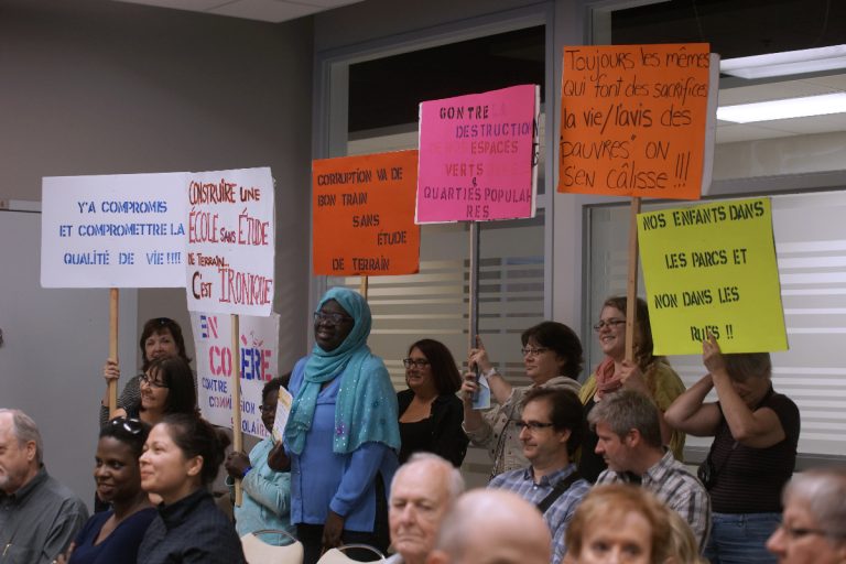 Quelques membres du Centre des femmes de Laval, pancartes à la main, ne veulent pas que le parc de Cluny disparaisse.