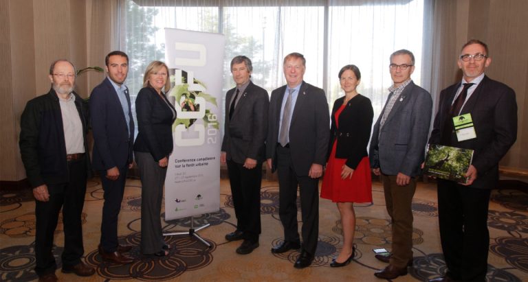 Dans l'ordre habituel, on reconnaît Pierre Bélec, administrateur d'Arbres Canada, le député Jean Habel, la ministre régionale Francine Charbonneau, le président d'Arbres Canada, Michael Rosen, le maire Marc Demers, la responsable des dossiers environnementaux au comité exécutif, Virginie Dufour, le président du Bois de l'Équerre, Luc Leblanc, et le président du Conseil régional de l'environnement (CRE) de Laval, Sylvain Loranger.