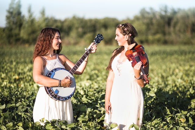 Les Cousines Lavoie, Émilie Roy et Myriam Poirier, présentent le résultat de deux ans de travail et d'inspiration.