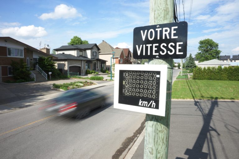 Au printemps 2015, des afficheurs de vitesse avaient été installés en bordure du chemin de la Petite-Côte, à la hauteur de la rue des Cigognes.