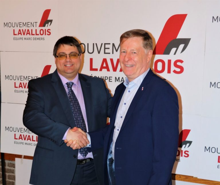Le président du Mouvement lavallois et candidat dans Saint-François, Éric Morasse, en présence du chef du parti et maire de Laval, Marc Demers.