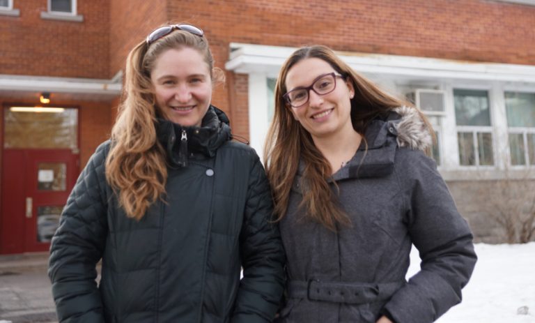 Josiane et Geneviève Léger-Filiault font partie d'un regroupement de parents en faveur d'une troisième école alternative à Laval.