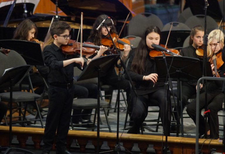 Depuis 30 ans, la Commission scolaire de Laval offre un programme musical à volet cordes, vents et guitares unique au Québec.