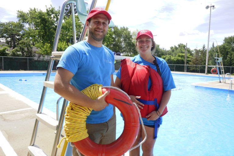 Simon Dupras et Marie-Alexandre Pagé s'occupent de la sécurité à la piscine Pie-X.