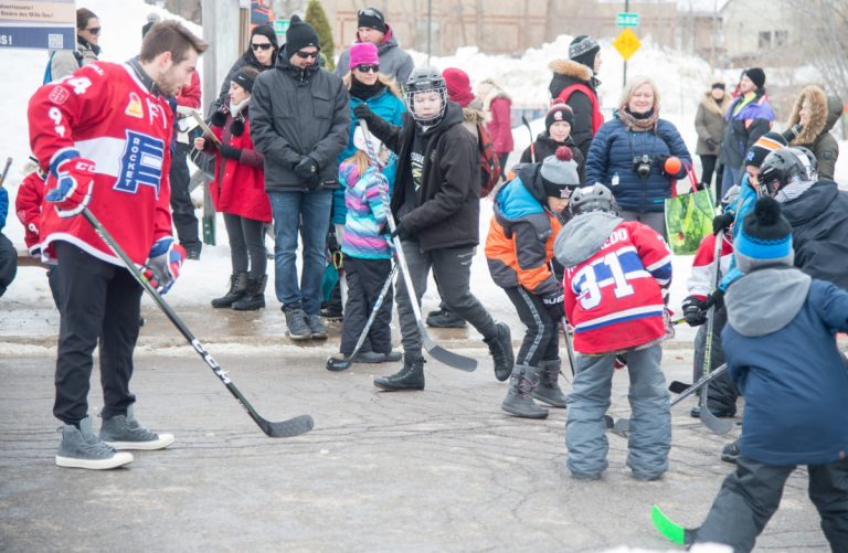 Daniel Audette a fait plaisir aux jeunes en jouant au hockey bottine.