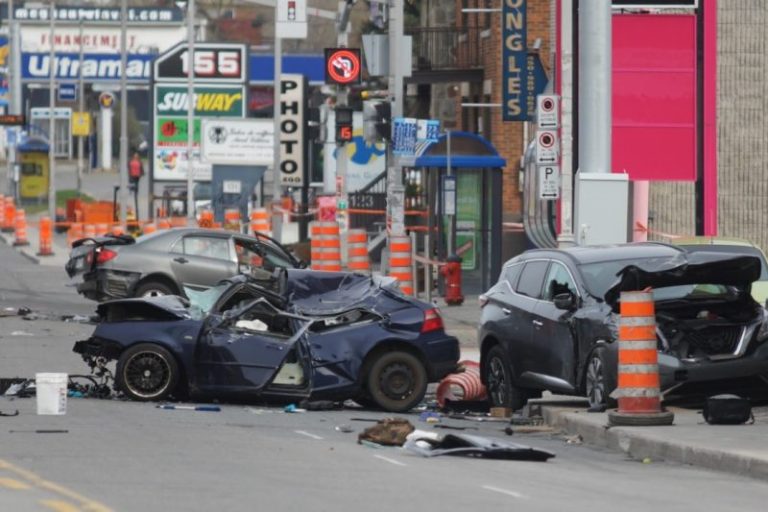 Sous l'impact violent de la collision, les automobiles avaient capoté.