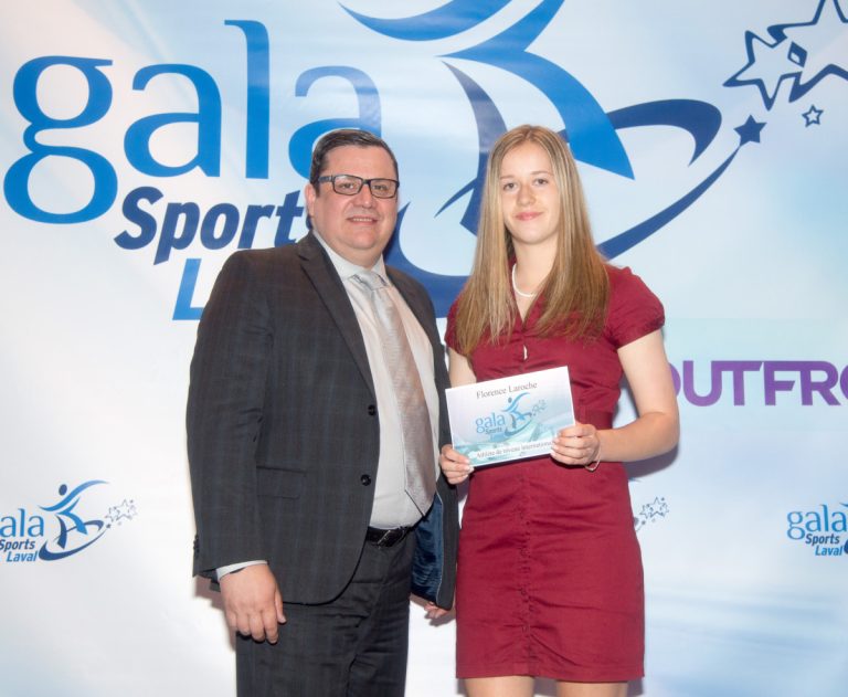 La joueuse de soccer Florence Laroche a reçu une bourse au niveau de l'athlète international des mains de Sébastien McQuade d'OUTFRONT média Canada LP.
