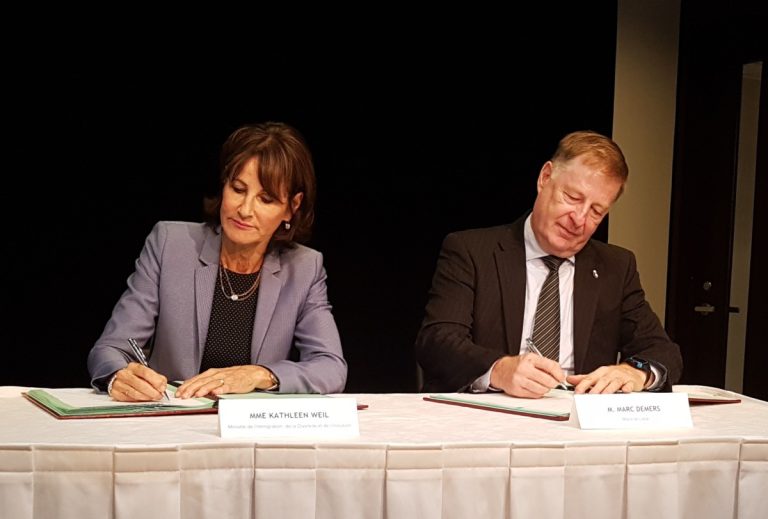 La ministre de l'Immigration, la Diversité et de l'Inclusion, Kathleen Weil, et le maire Marc Demers ont signé le renouvellement d'une entente de deux ans.