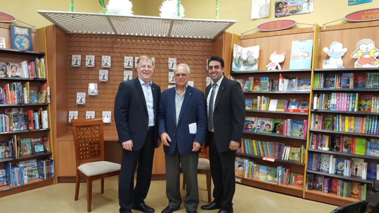 Le conseiller de Sainte-Dorothée Ray Khalil et le maire Marc Demers sont parmi les personnes ayant assisté au lancement du livre de Bernard Larin.