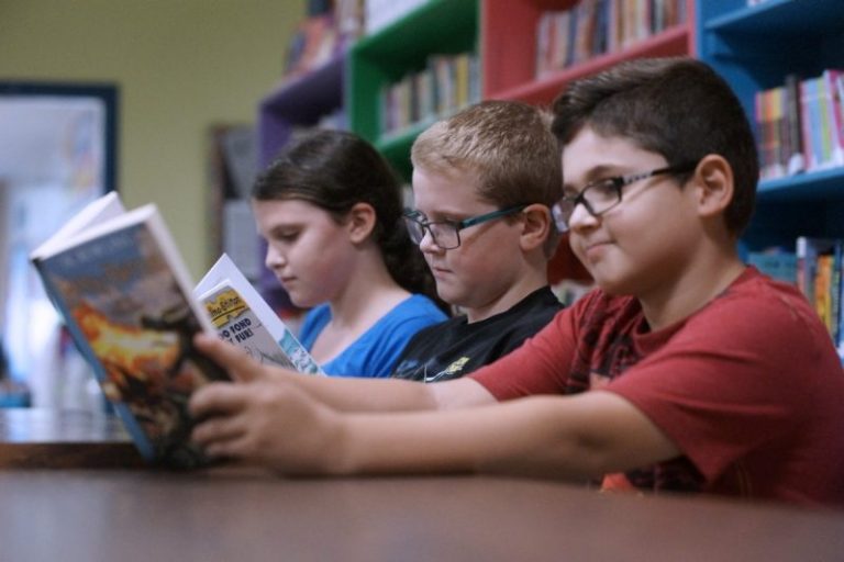 Les élèves de l'école Our Lady Peace auront de nouveaux livres dans leur bibliothèque.