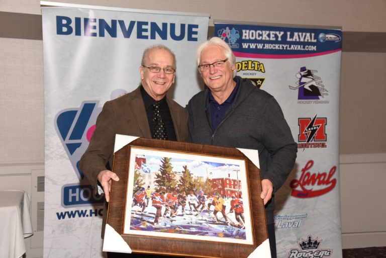 Michel Demers remet un cadeau à Serge Roy, le 52e membre du Temple de la renommée de Hockey Laval.