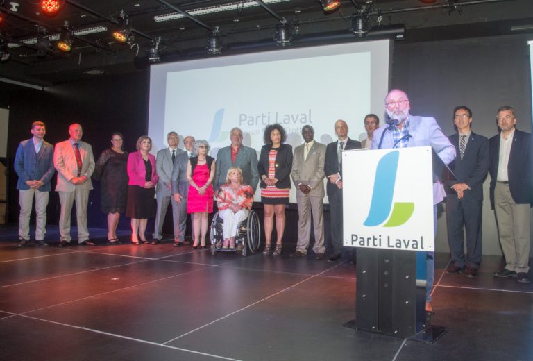 Chef de Parti Laval, Michel Trottier ici entouré des 16 premiers candidats confirmés en vue du scrutin du 5 novembre.