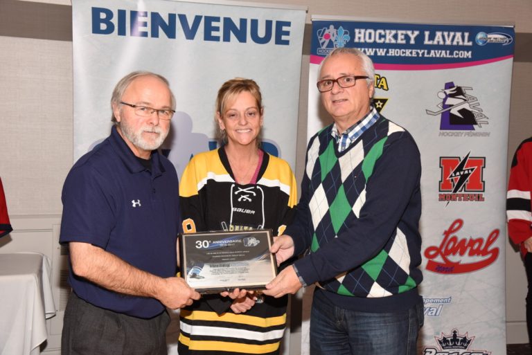 Claude Alarie, de Hockey Laval, Chantal Corbeil et Jean-Jacques Beauchamp, de Delta, ont reçu une plaque pour commémorer les 30 ans du Tournoi novice Jack Rotella.