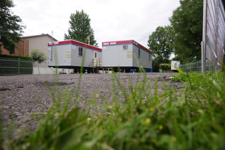 Le parti Avenir Laval demande à la Ville de relocaliser ces roulottes de chantier sur un site plus propice et beaucoup moins dérangeant pour la communauté des citoyens de Jolibourg.