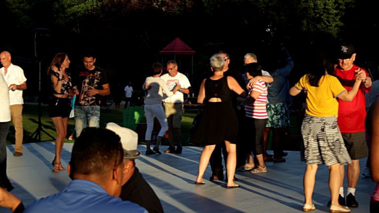 Environ 80 personnes se donnent rendez-vous chaque vendredi soir pour danser dehors au parc des Prairies, dans Laval-des-Rapides.