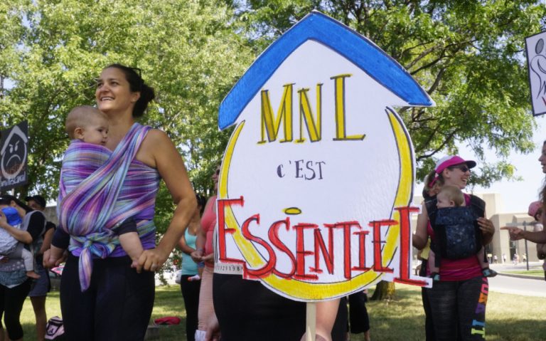 Mieux-Naître à Laval poursuit sa bataille pour obtenir du financement auprès du ministère de la Santé. Mercredi, cette lutte a pris la forme d'une manifestation devant l'Hôpital de la Cité-de-la-Santé.