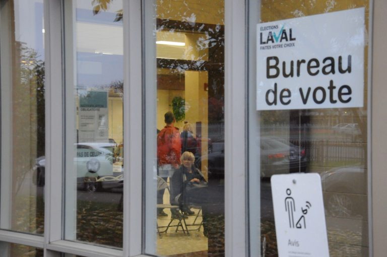 Lors du vote par anticipation dimanche, une avocate d'Élection Laval a été dépêchée au bureau de votation aménagé au Collège Letendre pour régler une situation que le préposé à l'information et au maintien de l'ordre (PRIMO) jugeait inacceptable.