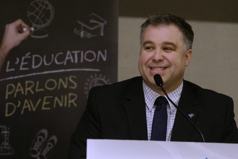 Le ministre Sébastien Proulx a écouté les intervenants du monde de l'éducation lavallois.