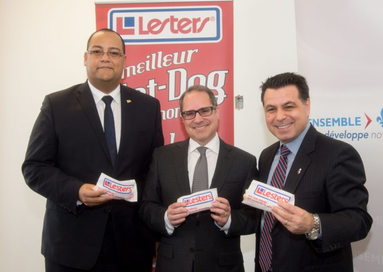 Le président de Les Aliments Lesters, Henry Mizrahi, entouré de Saul Polo et David De Cotis, respectivement député de Laval-des-Rapides et vice-président du comité exécutif de la ville de Laval.