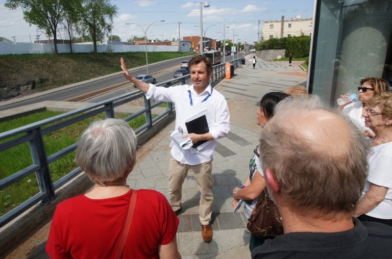 L’urbaniste Daniel Cyr a accompagné les citoyens lors des quatre marches exploratoires du quartier, expliquant les travaux envisagés.