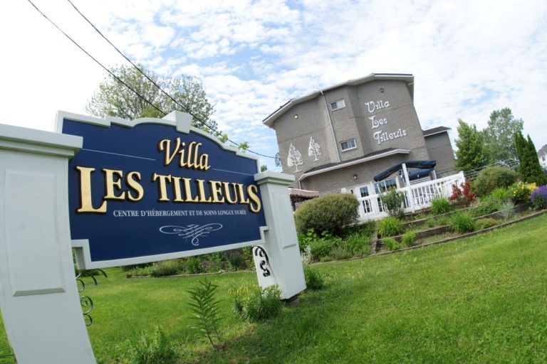 La Villa Les Tilleuls est l'un des quatre CHSLD privés non conventionnés affectés par le transfert éventuel d'une centaine d'usagers vers le nouveau CHSLD, réalisé en partenariat public-privé (PPP), qui ouvrira ses portes le 4 novembre prochain.