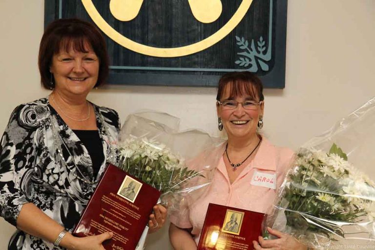 Jacqueline Turcot, infirmière auxiliaire, et Carole Duclos, préposée aux bénéficiaires, sont les deux lauréates du prix Henriette Fortier. (Photo: Courtoisie)