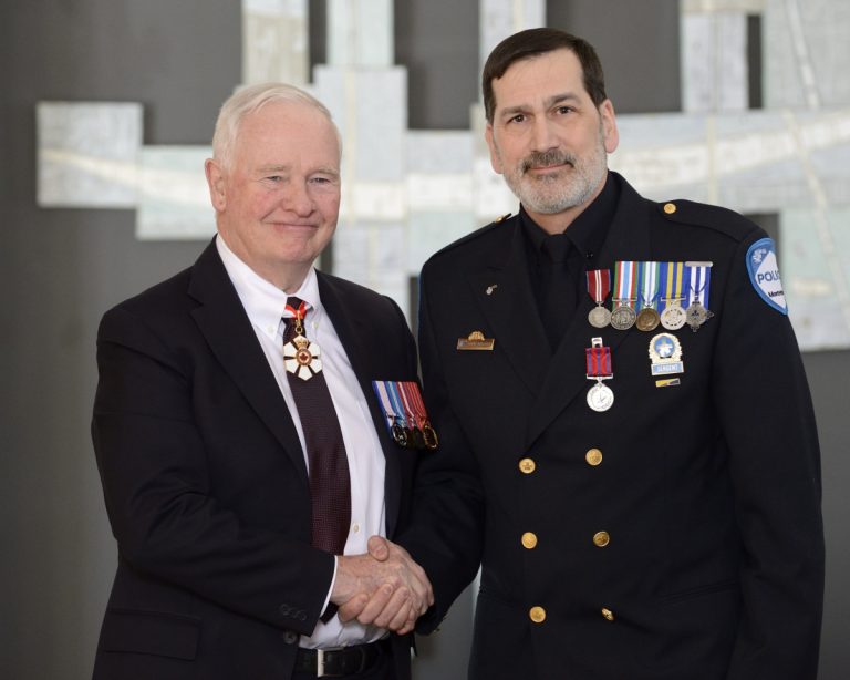 Le sergent Claude Cuillerier a reçu sa Médaille de bravoure des mains du gouverneur général du Canada, David Johnston.