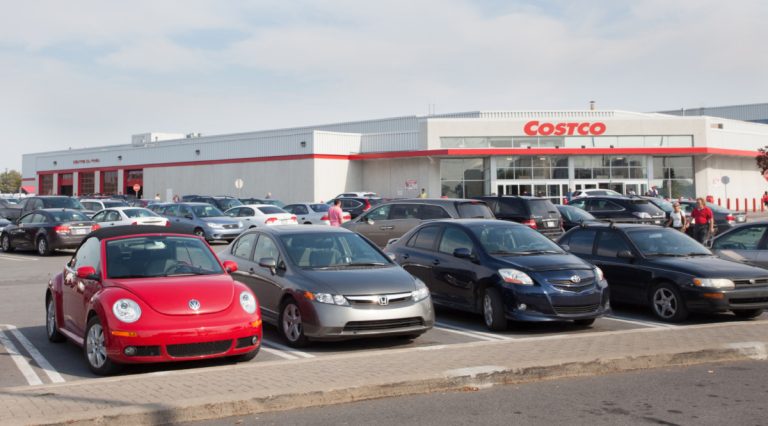 Le magasin entrepôt Costco de Laval pourrait bien exploiter une station d’essence avant longtemps.