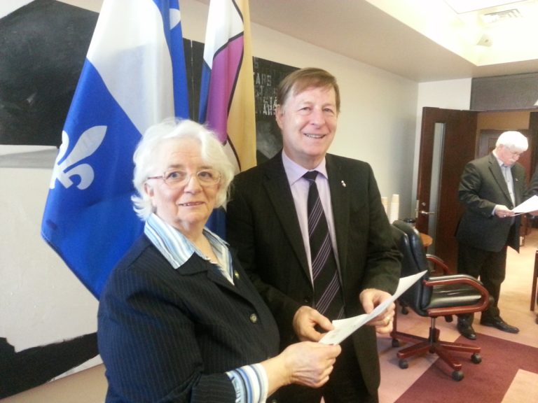 Le maire Marc Demers en présence de la présidente du Comité des citoyens de Laval-Ouest (CCLO), Jeanne Tremblay.