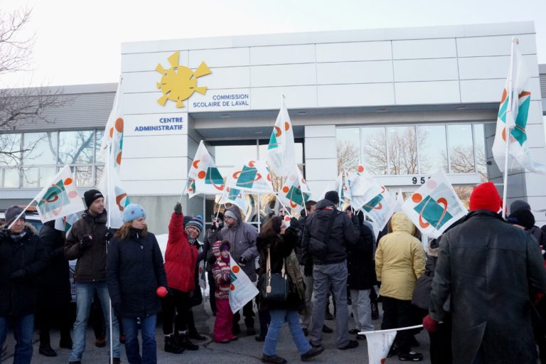 Près de 200 enseignants se sont présentés devant les bureaux de la CSDL, le 18 mars, pour dénoncer les offres patronales du gouvernement, qui dégraderaient leurs conditions de travail.