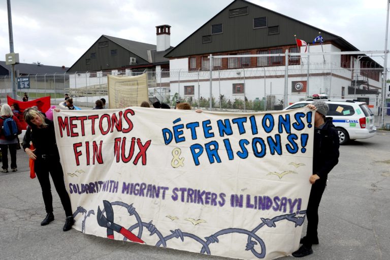 Les personnes manifestant devant le Centre de surveillance de l’immigration de Laval, sur la montée Saint-François, ont demandé, entre autres, la fin de la détention des immigrants qui y sont incarcérés, le 20 septembre.