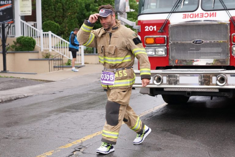 Danny Laviolette a participé au Demi-marathon de Laval non pas en culottes courtes et chandail, mais bien vêtu d'un habit de pompier.