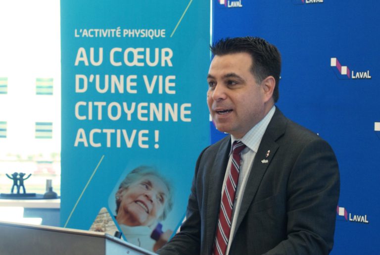 Le maire suppléant David De Cotis a lancé le plan d’action de la Politique de l’activité physique de la Ville devant plusieurs personnes du milieu associatif de Laval.
