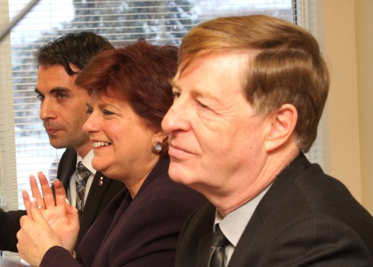 Nicholas Borne, président de l'Office municipal d’habitation de Laval et conseiller de Laval-les-Îles, Nicole Léger, ministre responsable de la région de Laval et Marc Demers, maire de Laval. 